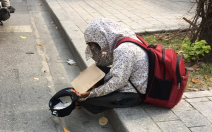 Phát hiện người đàn ông 10 năm ngủ vỉa hè nhưng không xin 1 đồng tiền nào, có nhà mà không thèm về
