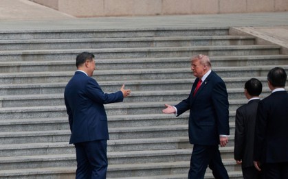 Hé lộ thông điệp từ 5 cú vỗ của ông Donald Trump khi bắt tay ông Tập Cận Bình