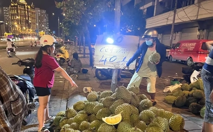 Người dân TPHCM đổ xô ‘săn’ sầu riêng giá siêu rẻ