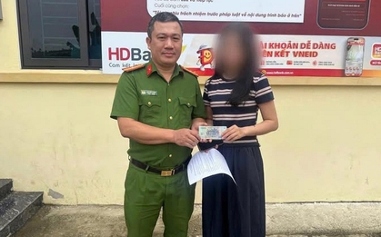 Cô gái trẻ lập tức rút toàn bộ số tiền được chuyển khoản, mang đến trụ sở công an