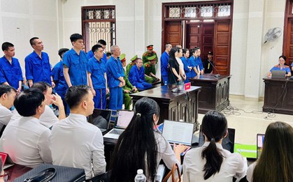 VIDEO: Dẫn giải trùm" ma túy Bùi Đình Khánh cùng 3 đồng phạm bị tuyên án tử hình rời tòa