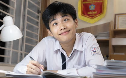Con trai đang ngồi học thì hét toáng lên rồi cười ha hả, mẹ Hà Nội hốt hoảng, vội lên mạng cầu cứu: "Em rối bời không yên"!