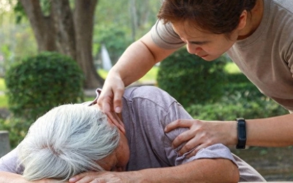 Người phụ nữ đột ngột qua đời sau bữa trưa, bác sĩ cảnh báo: Nhiều người làm 4 việc sau khi ăn mà không biết đang hại mình