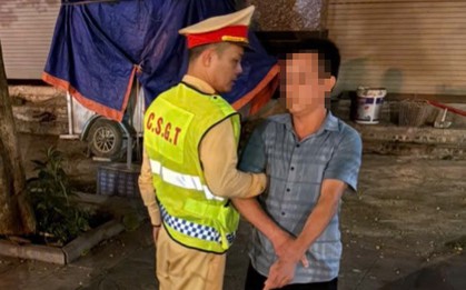 Công an Hà Nội bắt người đàn ông làm chuyện mờ ám trên đường Dương Nội giữa đêm