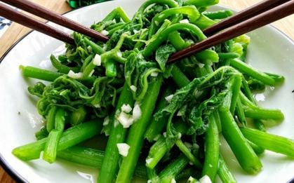 Quên salad đắt đỏ đi, mớ rau vài nghìn đồng ngoài chợ này mới là "chổi quét mỡ" đỉnh nhất mùa xuân!