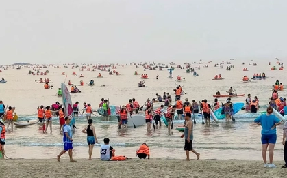 Chen chúc chèo SUP trên biển Đà Nẵng