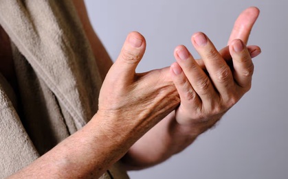 Muốn biết gan khỏe hay không, nhìn móng tay là biết: Thấy 4 dấu hiệu này phải đi khám ngay!