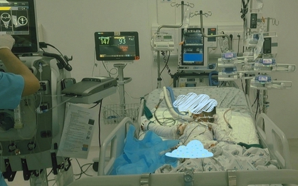 Bé trai 4 tuổi mất cả cha lẫn mẹ sau vụ cháy kinh hoàng, đang giành giật sự sống với cơ thể bị bỏng 90%