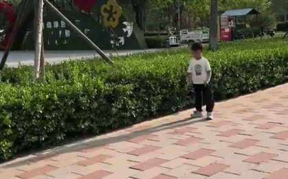 Con trai tiểu học 1 tháng "làm mất" cặp sách 9 lần, mẹ giả vờ tan làm sớm rồi lặng lẽ bám theo và cái kết dở khóc dở cười