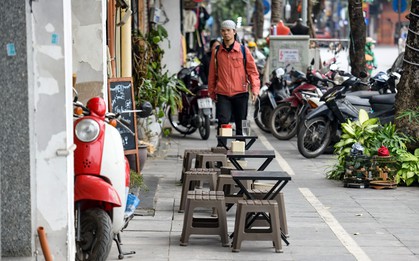 Tiểu thương phố cổ Hà Nội: "Thà trả phí để dùng vỉa hè đàng hoàng, còn hơn vừa buôn bán vừa thấp thỏm"