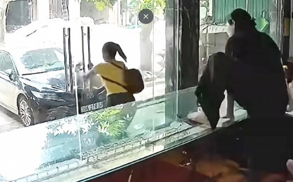 Hình ảnh chủ tiệm nhảy qua tủ kính vẫn không bắt được người phụ nữ cướp vàng Nguyễn Thị Mỹ Linh
