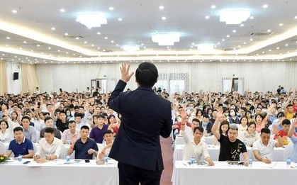 Một công ty "dạy làm giàu" phải dừng bán khóa học, chủ tịch là diễn giả nổi tiếng bất ngờ xin từ chức