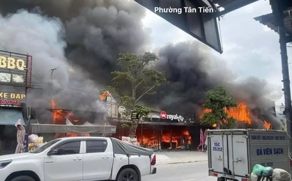 Cháy dãy cửa hàng kinh doanh ở Hải Phòng