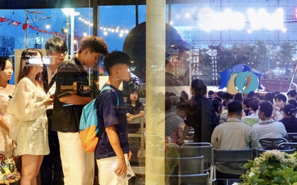 Ngày thứ 3 kỳ nghỉ lễ: Giới trẻ Sài Gòn đổ về bến Bạch Đằng, quán cà phê ven sông kín chỗ