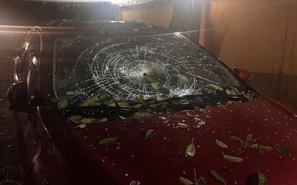 Mưa đá xuất hiện ở Hà Nội và các tỉnh miền Bắc làm vỡ kính ô tô, thủng mái nhà