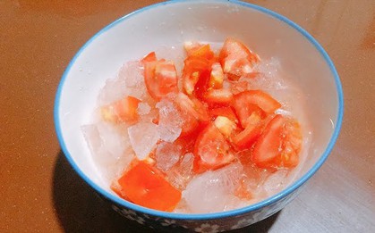 Người phụ nữ rất mê ăn cà chua với 1 loại gia vị, 3 tháng sau đi khám bác sĩ bối rối: "Cô đã ăn gì vậy?"