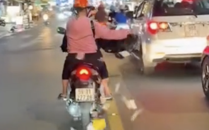 Đang lan truyền video người phụ nữ rải giấy nghi vàng mã xuống đường trung tâm TPHCM