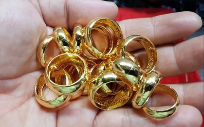 Giá vàng rớt thảm, nhiều người "quay xe" gửi tiết kiệm ngân hàng