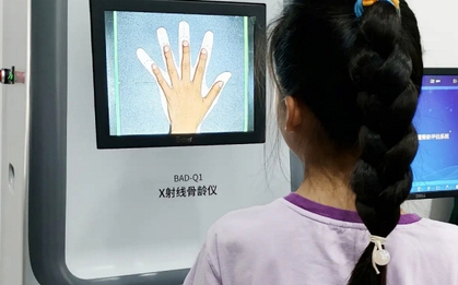 Suốt ngày lo "Con có bị lùn quá không?" nhưng bố mẹ không biết chính 4 sai lầm kinh điển này đang làm con lùn vĩnh viễn