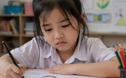 Bức vẽ "người bạn thân nhất" của nữ sinh tiểu học khiến cô giáo và mẹ lạnh người: Phía sau là sự thật xót xa!
