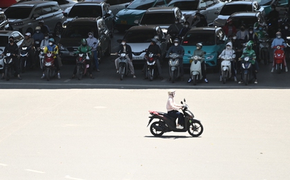 Toàn cảnh Hà Nội trong ngày nắng nóng đỉnh điểm 40 độ C: Thành phố hầm hập như “chảo rang”, dân công sở và tài xế đều "né" ra đường giữa trưa
