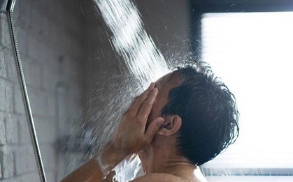 Lời khuyên cho tất cả người 60 tuổi thường xuyên tắm nước nóng
