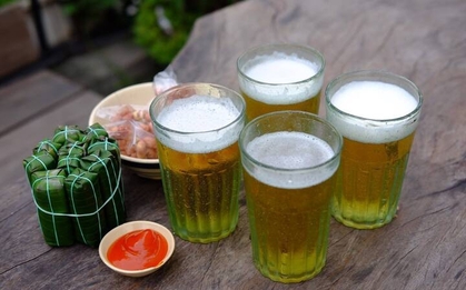 Trời nóng uống bia để giải nhiệt: Chuyên gia cảnh báo càng uống càng mất nước