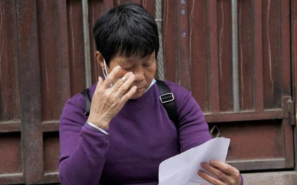 Ra ngân hàng rút 1,9 tỷ đồng tiền tiết kiệm để mua nhà, cụ bà 70 tuổi bị tòa án gửi giấy triệu tập, ngân hàng khẳng định: “Phải hoàn trả lại tiền”