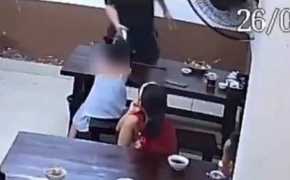 Phẫn nộ vô cùng khi xem clip "dạy con" tại một quán ăn ở Đà Nẵng: 19 giây này có thể khiến cả đời đứa trẻ ÁM ẢNH!