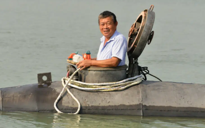 Phát hiện người đàn ông 60 tuổi thả "cục sắt" 5 tấn xuống nước, "con cá đen khổng lồ" chứng minh năng lực học hỏi đang kinh ngạc của người nông dân