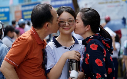 3 thứ phụ huynh EQ cao mang theo khi đưa con đi thi lớp 10