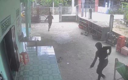 CLIP: Táo tợn vào sân trộm xe, rút hung khí đe doạ chủ nhà