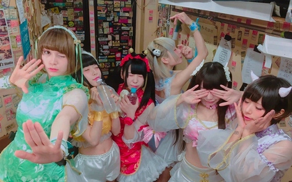 Nữ idol Nhật Bản gây bão mạng vì cho fan ngửi nách sau biểu diễn, hé lộ góc khuất khắc nghiệt của giới underground