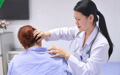 Nhầm mảng da sạm ở cổ là vết bẩn, cô gái 20 tuổi suýt mất mạng