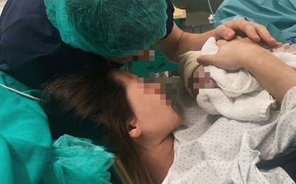 Người mẹ 32 tuổi mới sinh đã nhiễm trùng huyết suýt chết: "Bác sĩ cũng nói tôi chỉ đau vai do bế em bé nhiều"