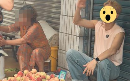 Bắt gặp 1 Anh Trai Chông Gai ngồi vỉa hè bán trái cây, diện mạo đen nhẻm hốc hác gây xôn xao