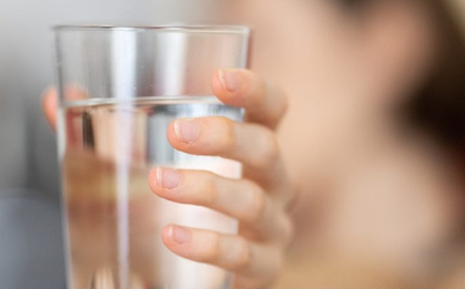 Bé trai 10 tuổi suýt tử vong vì một sai lầm khi uống nước theo cách "vạn người mê"