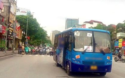 Vì sao người phụ nữ bị cuốn vào gầm xe buýt ở Hà Nội?