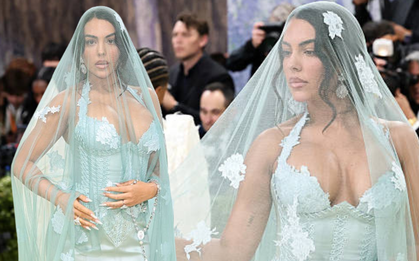 Georgina - bạn gái Ronaldo tại Met Gala 2026 không còn là "thảm hoạ" nhưng "flex" nhẫn kim cương vẫn bị chê "nhạt"
