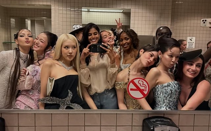 BLACKPINK nhí nhố cùng dàn mỹ nhân quốc tế: Met Gala có thể đổi chủ đề mỗi năm, nhưng WC selfie vẫn là truyền thống bất diệt!