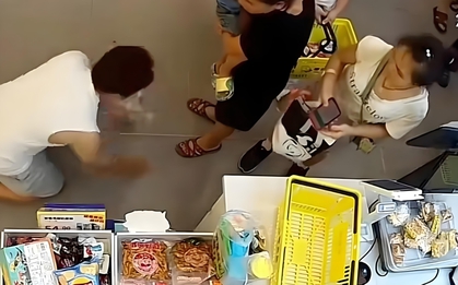 Con trai nói dối để lấy kẹo, người mẹ đôi co rồi ép chủ cửa hàng quỳ lạy xin lỗi: "Mẹ thế này, con hỏng cũng không lạ"