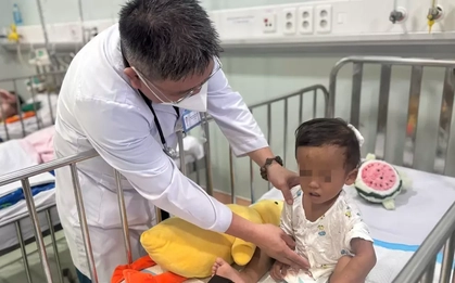 Hoàn cảnh đáng thương của bé trai 2 tuổi bị mẹ và người tình bạo hành tàn nhẫn