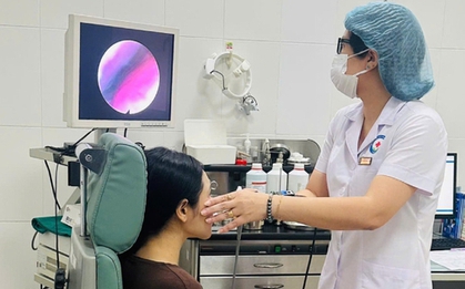 Đau họng sau khi ăn bánh mì, người phụ nữ 47 tuổi sốc nặng khi bác sĩ lấy ra thứ "đáng sợ"