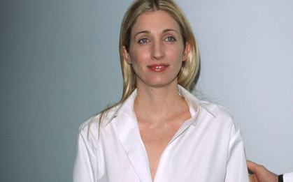 Áo sơ mi trắng kiểu Carolyn Bessette-Kennedy: Item bị săn lùng nhất hè 2026 sau loạt phim "Love Story" gây sốt toàn cầu