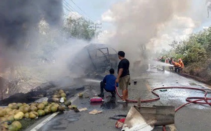VIDEO: Xe khách đâm trực diện xe bồn chở dầu tại Indonesia, khói lửa kinh hoàng