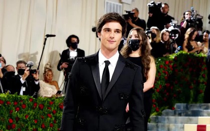 Jacob Elordi vắng mặt tại Met Gala 2026 vì chấn thương