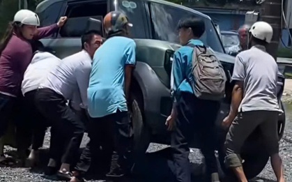 Khoảnh khắc người dân hợp sức nâng ô tô, cứu nữ sinh mắc kẹt dưới gầm
