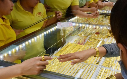 Giá vàng hôm nay 9-5: Tiếp tục sụt giảm