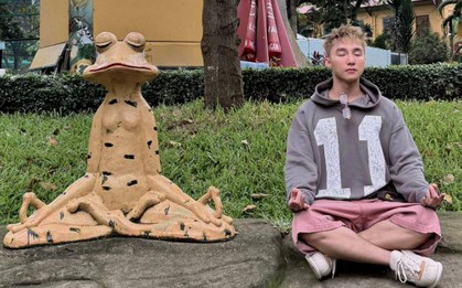 Sơn Tùng M-TP đăng đúng 1 tấm ảnh, hàng ngàn người trẻ kéo đến địa điểm 160 tuổi giữa phường Sài Gòn