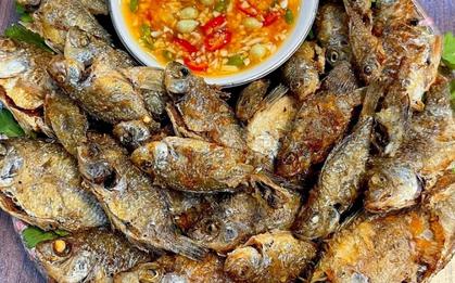 Chiên cá đừng chỉ dùng dầu ăn: Thả thêm một mẩu này vào chảo, cá giòn rụm, không bắn dầu mà lại thơm "gây nghiện"